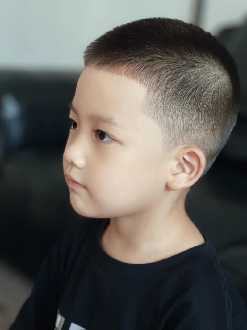 Kiểu tóc nấm ngắn gọn gàng cho bé đi học