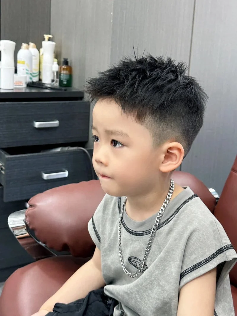 Kiểu cắt tóc Kiểu tóc tém side part cho bé trai gọn đáng yêu