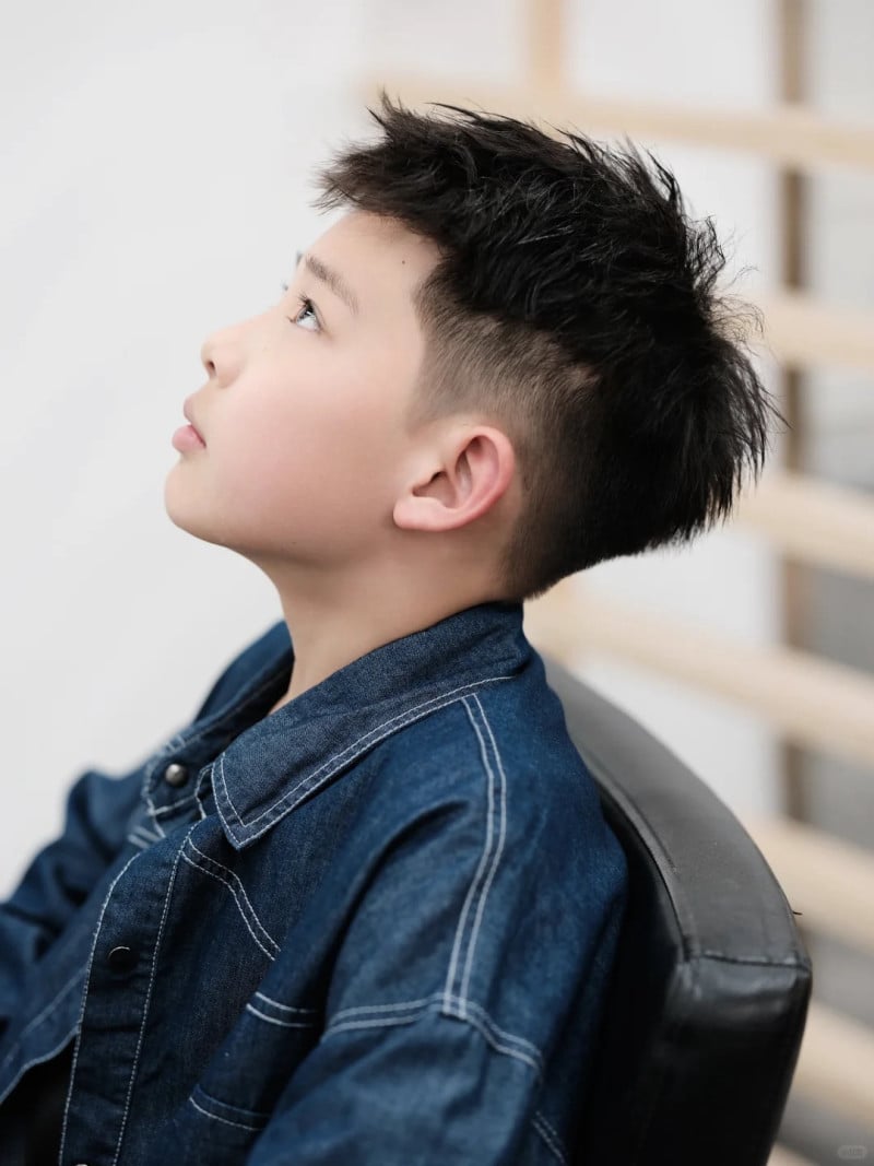 Style tóc bé trai Kiểu tóc tém side part cho bé trai cá tính dễ thương Dáng tóc Kiểu tóc tém side part cho bé trai Hàn Quốc ngầu