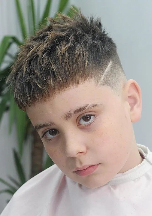 Style undercut Kiểu tóc tém undercut nhẹ cho bé trai hiện đại đẹp Mẫu tóc Kiểu tóc tém undercut nhẹ cho bé trai cạo hai bên gọn