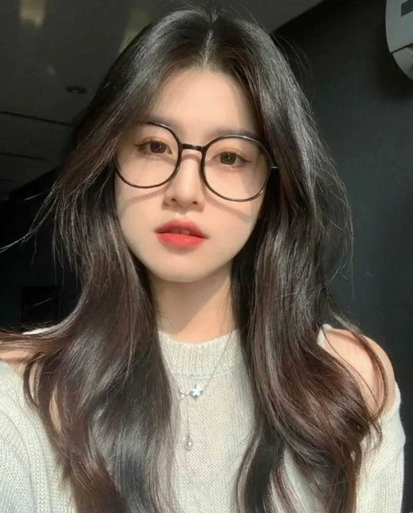 Phong cách K-beauty Kiểu tóc Butterfly Cut nữ Hàn Quốc curtain bangs đẹp Kiểu tóc Butterfly Cut nữ Hàn Quốc xu hướng hot