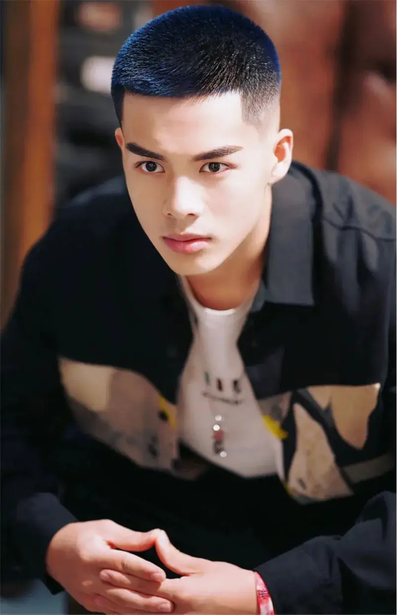 Phong cách tóc ngắn Kiểu tóc Mohican nam ngắn cá tính Mẫu tóc Kiểu tóc Mohican nam ngắn đường viền gáy sắc