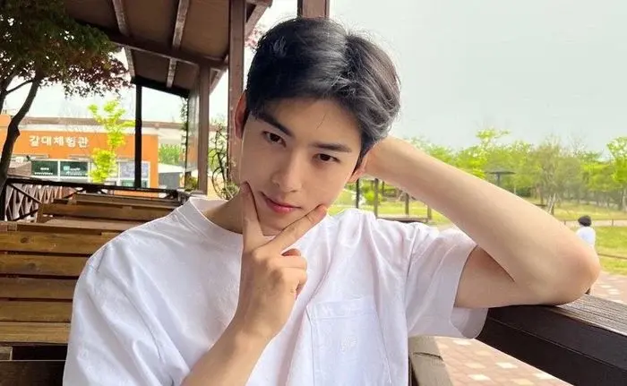 Tóc xoăn đẹp Two Block nam uốn xoăn nhẹ lọn xoăn tự nhiên Xu hướng tóc Two Block nam uốn xoăn nhẹ sóng nhẹ nữ tính